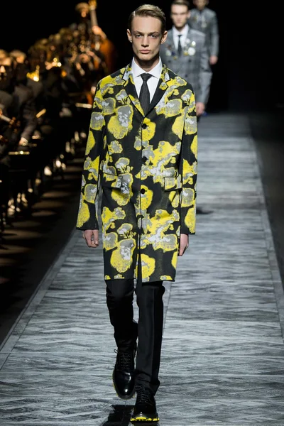 Look 44